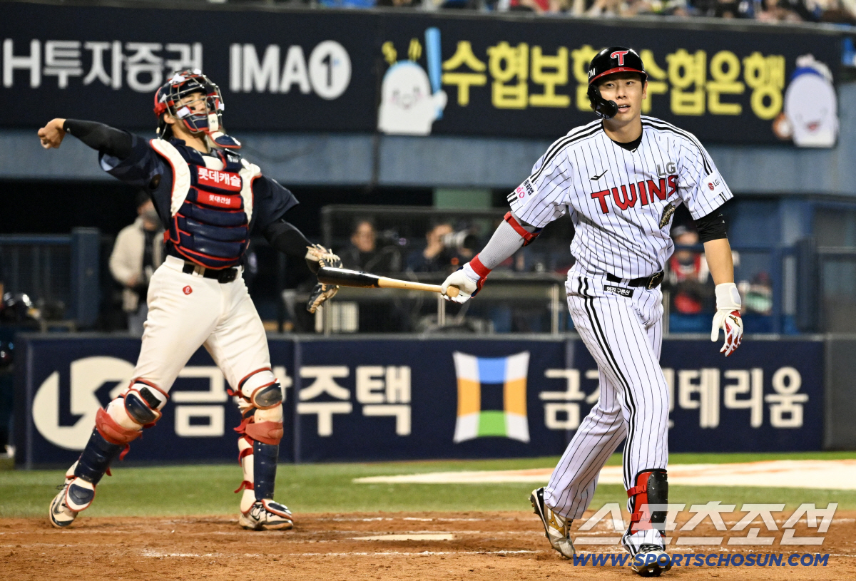 이날 홍창기는 직구와 변화구 모두 타이밍이 맞지 않았다.