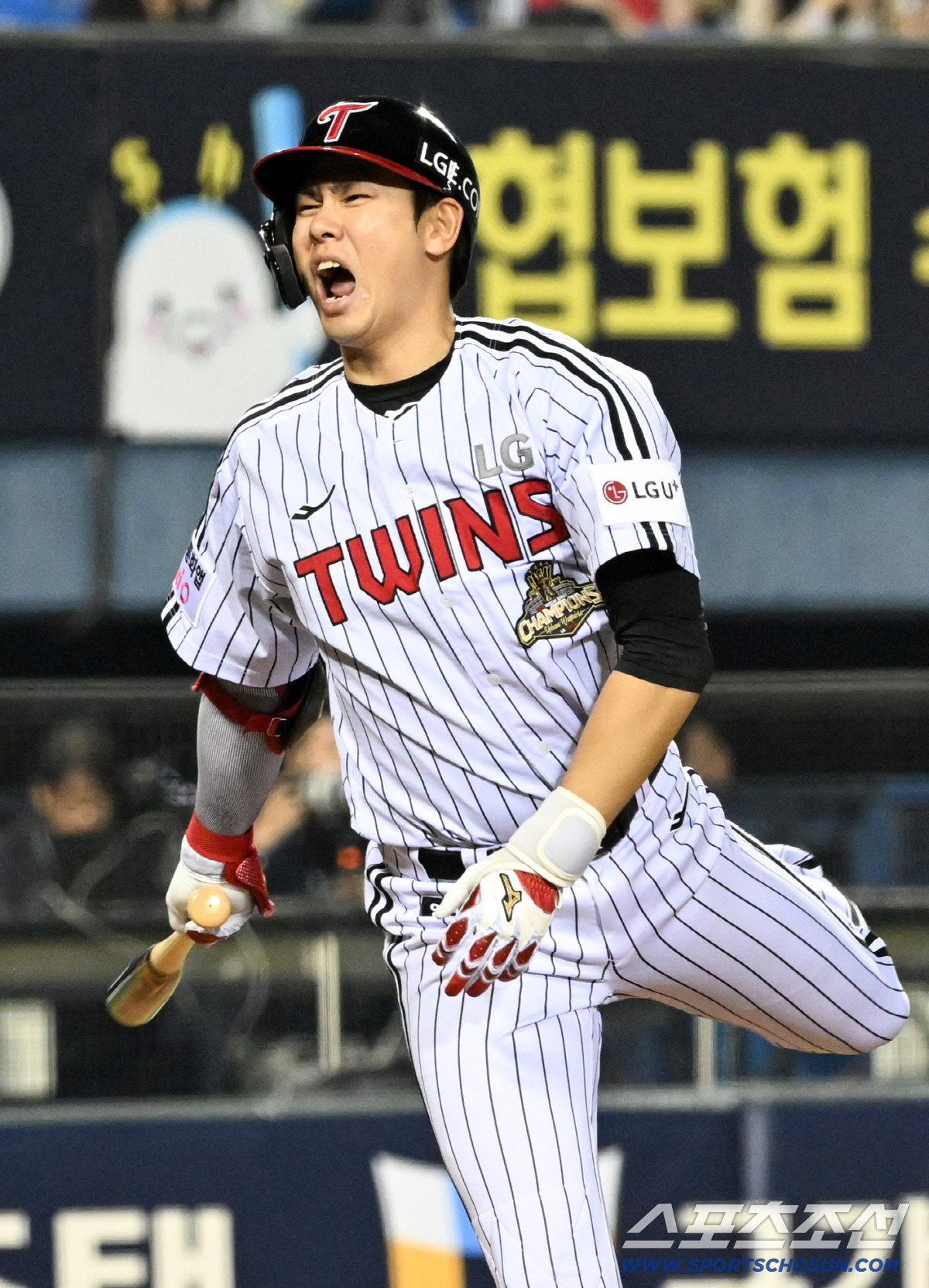 답답한 분위기에 홍창기 표정도 굳었다.