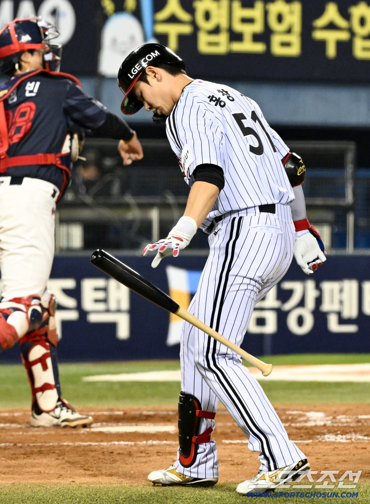 홍창기는 답답한 마음에 배트를 땅에 던졌다.