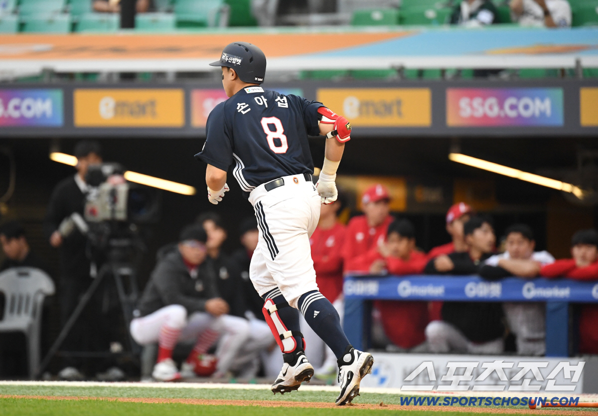 14일 인천 SSG랜더스필드에서 열린 SSG와 두산의 주중 3연전 첫 번째 경기. 1회 첫 타석 볼넷으로 출루하고 있는 두산 손아섭. 인천=송정헌 기자 songs@sportschosun.com/2026.04.14/