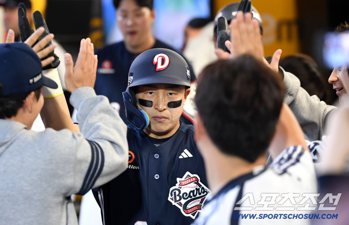 14일 인천 SSG랜더스필드에서 열린 SSG와 두산의 주중 3연전 첫 번째 경기. 3회 무사 2루. 박준순 안타 때 득점에 성공한 두산 손아섭. 인천=송정헌 기자 songs@sportschosun.com/2026.04.14/