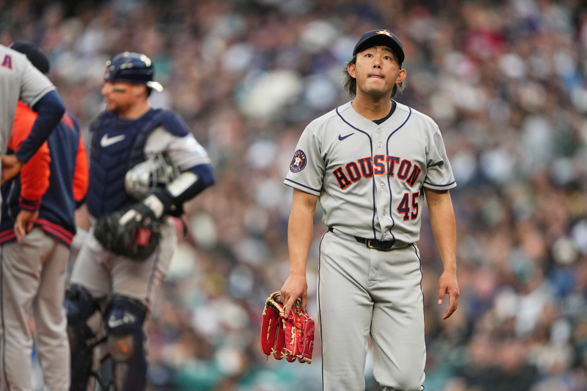 Houston Astros starting pitcher Tatsuya Imai walks back to the dugout after being taken out of the game during the first inning of a baseball game against the Seattle Mariners, Friday, April 10, 2026, in Seattle. (AP Photo/Lindsey Wasson)