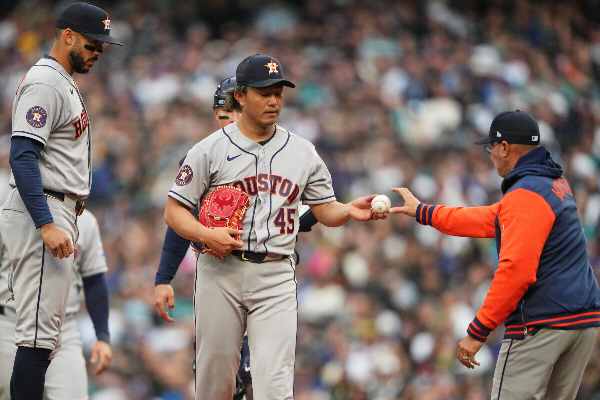 Houston Astros starting pitcher Tatsuya Imai is taken out of the game by manager Joe Espada during the first inning of a baseball game against the Seattle Mariners, Friday, April 10, 2026, in Seattle. (AP Photo/Lindsey Wasson)