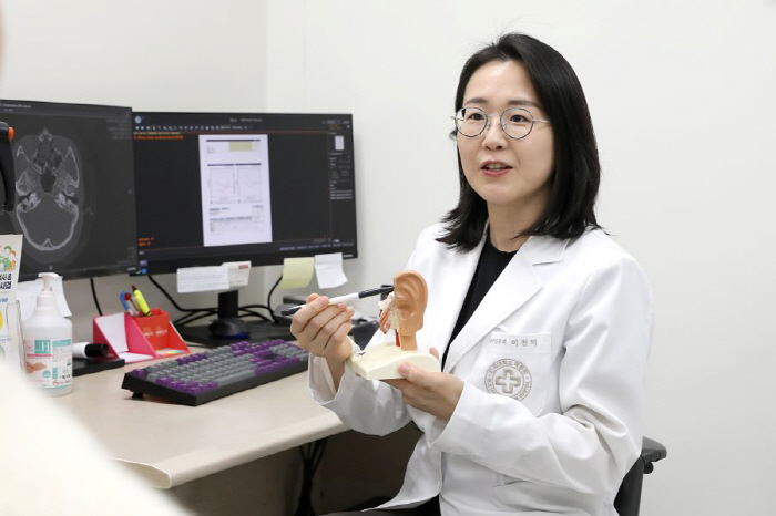 일산백병원 이비인후과 이전미 교수는 중성지방 수치가 높아지면 혈액 점도가 증가하고, 내이의 미세혈관 순환을 방해할 수 있어 균형을 담당하는 전정 기관 기능에도 영향을 줄 수 있다고 설명했다.