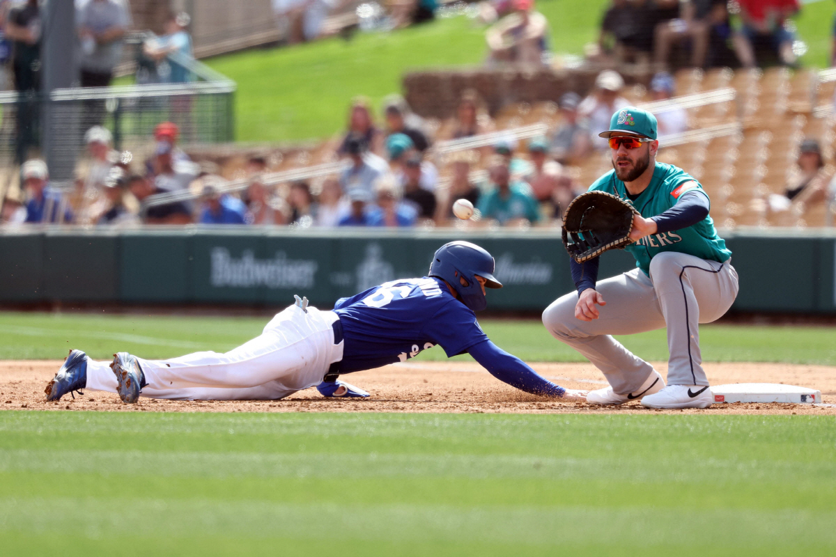 시애틀 매리너스 패트릭 위즈덤이 지난 2월 24일(한국시각) LA 다저스와의 시범경기에서 1루주자 김혜성을 잡기 위해 견제구를 포구하고 있다. AFP연합뉴스