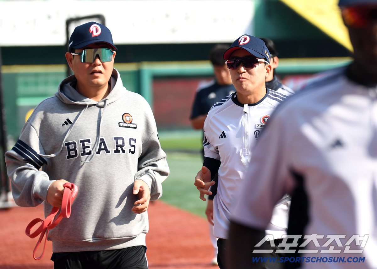 14일 인천 SSG랜더스필드에서 열린 SSG와 두산의 주중 3연전 첫 번째 경기. 양의지와 함께 훈련하는 손아섭. 인천=송정헌 기자 songs@sportschosun.com/2026.04.14/