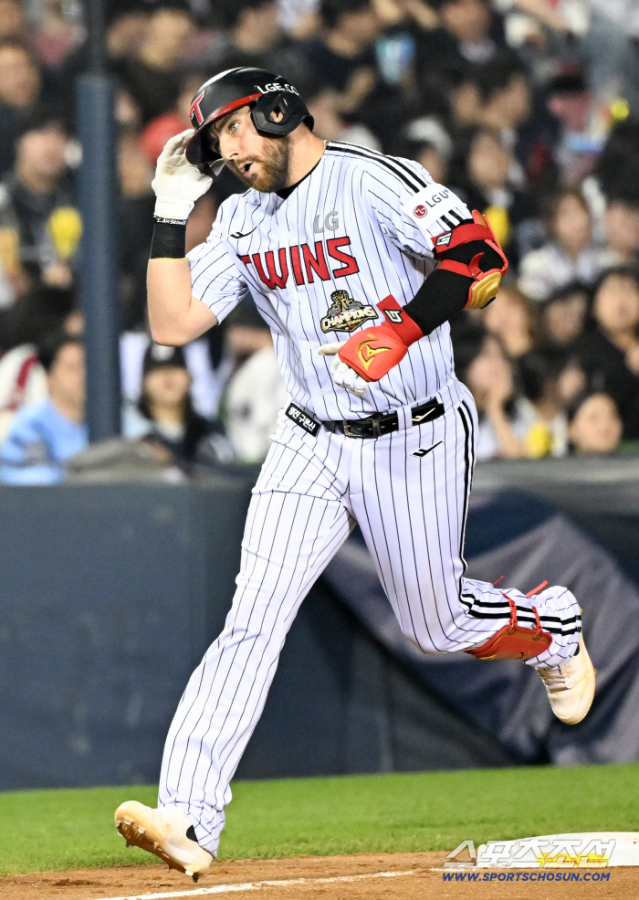 환희의 순간, 데뷔 첫 홈런 맞은 신인 먼저 챙겼다 → 우승 2회+4년차에도 여전한 '복덩이' 인성…이러니까 사랑받는다 [잠실피플]