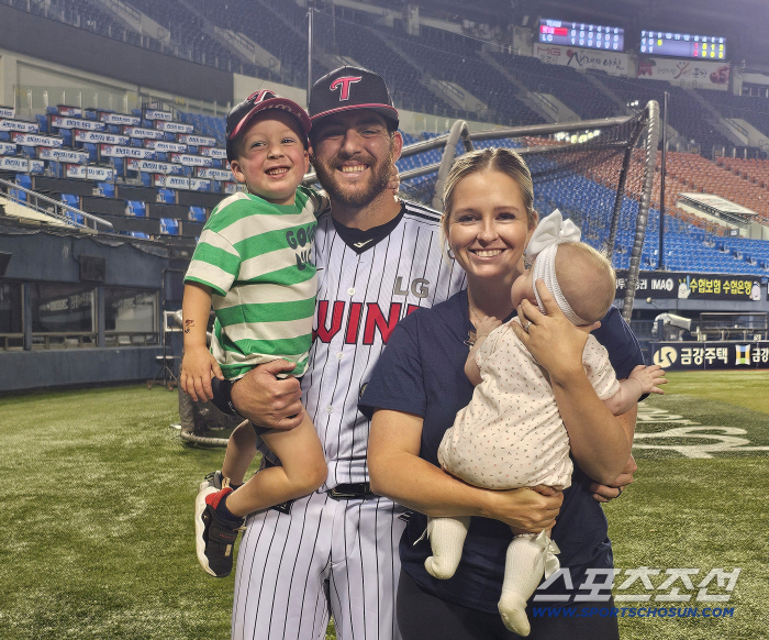 환희의 순간, 데뷔 첫 홈런 맞은 신인 먼저 챙겼다 → 우승 2회+4년차에도 여전한 '복덩이' 인성…이러니까 사랑받는다 