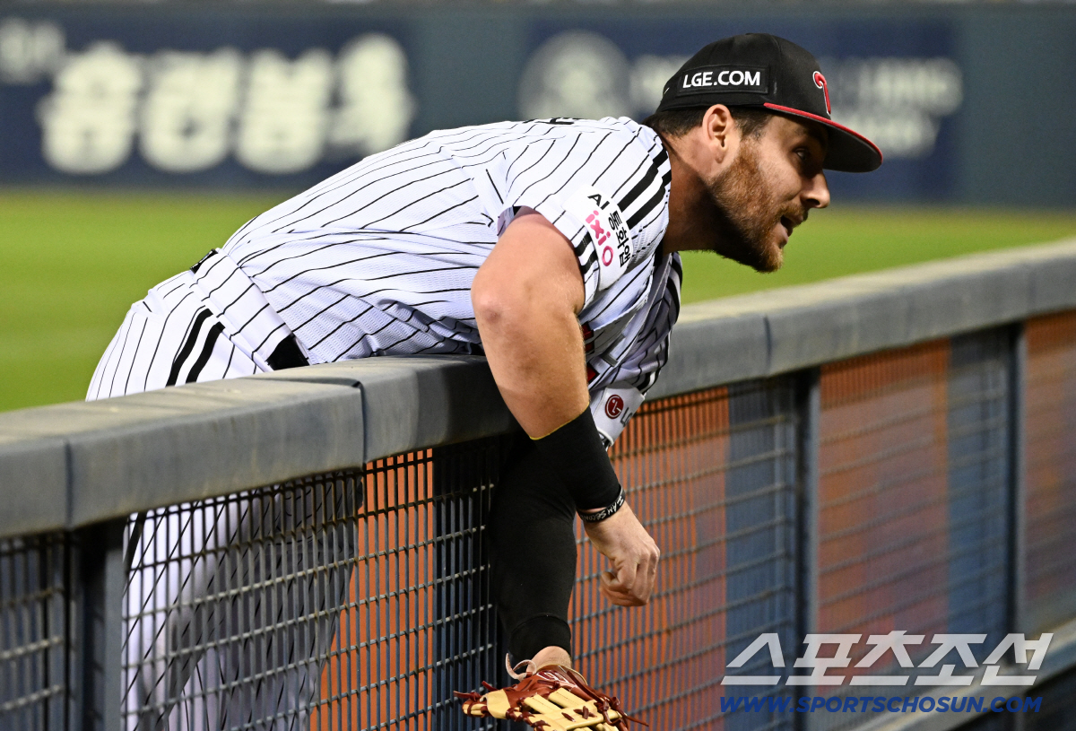 14일 잠실구장에서 열린 LG와 롯데의 경기. LG 1루수 오스틴이 끝까지 수비를 하고 있다. 잠실=박재만 기자 pjm@sportschosun.com/2026.04.14/