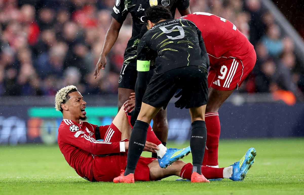 선수들에 게 둘러싸인 에키티케 EPA