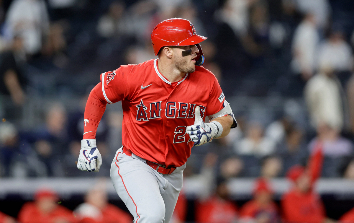 지난 14일(한국시각) 양키스전서 8회 투런홈런을 날리고 타구를 바라보며 나가고 있는 트라웃. AFP연합뉴스