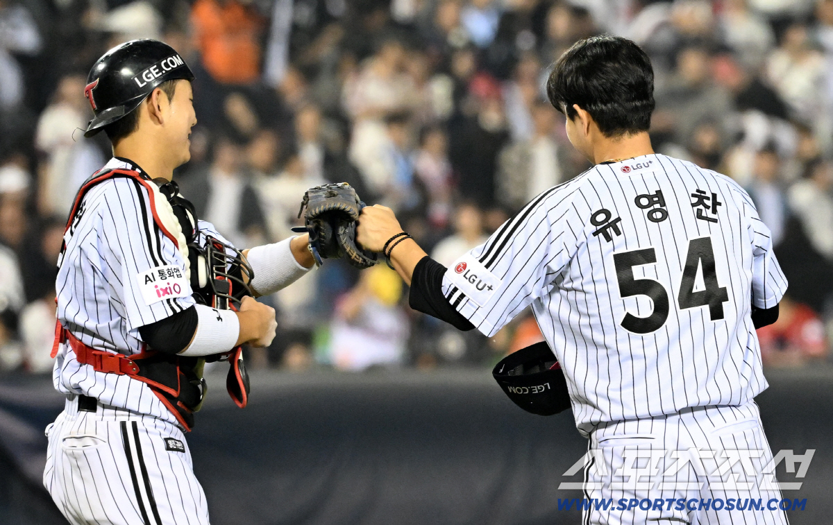 14일 잠실구장에서 열린 LG와 롯데의 경기. 승리한 LG 이주헌, 유영찬이 기뻐하고 있다. 잠실=박재만 기자 pjm@sportschosun.com/2026.04.14/