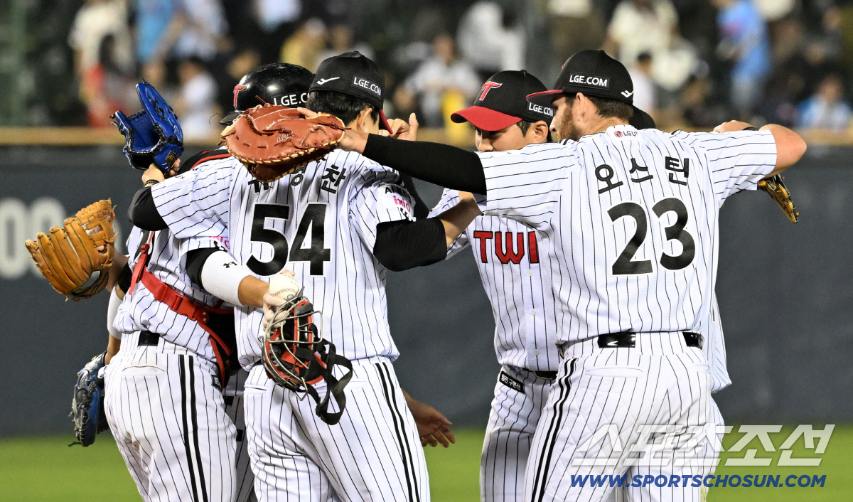 14일 잠실구장에서 열린 LG와 롯데의 경기. 승리한 LG 선수들이 기뻐하고 있다. 잠실=박재만 기자 pjm@sportschosun.com/2026.04.14/