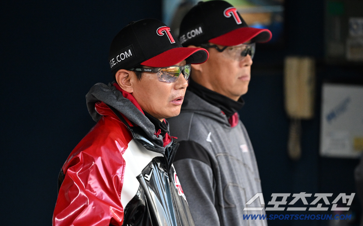 14일 잠실구장에서 열린 LG와 롯데의 경기. LG 염경엽 감독이 생각에 잠겨 있다. 잠실=박재만 기자 pjm@sportschosun.com/2026.04.14/