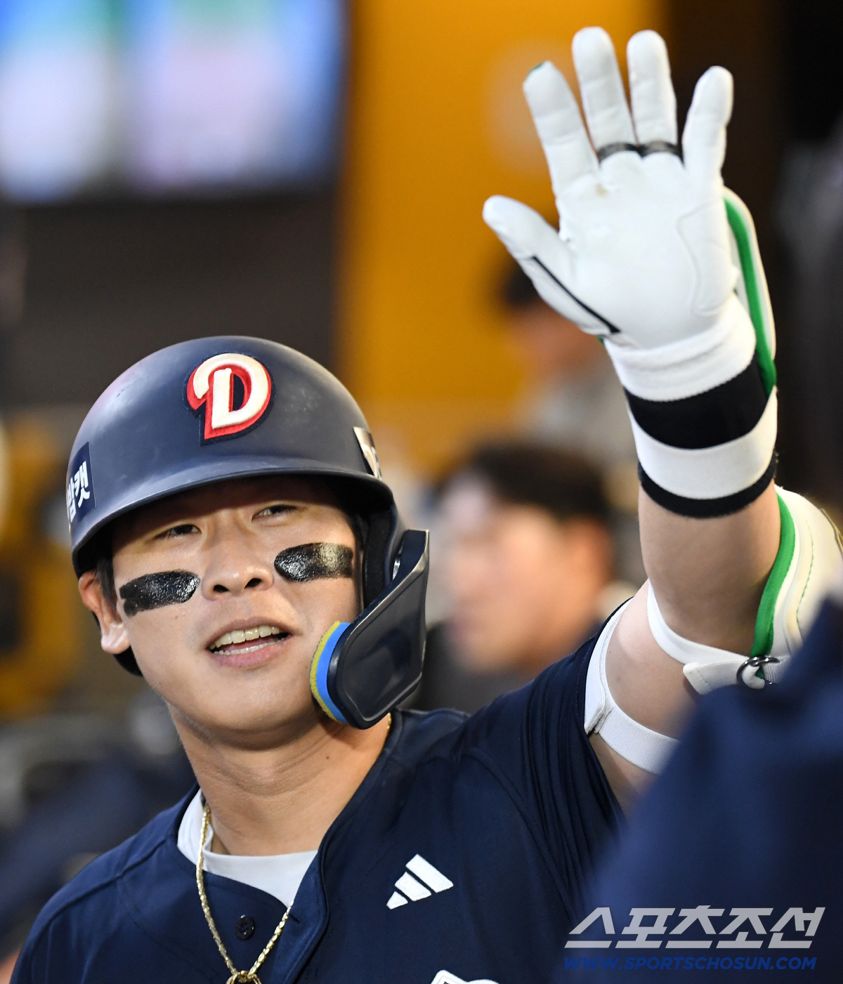 카메라를 향해 손을 흔들고 있는 박찬호.