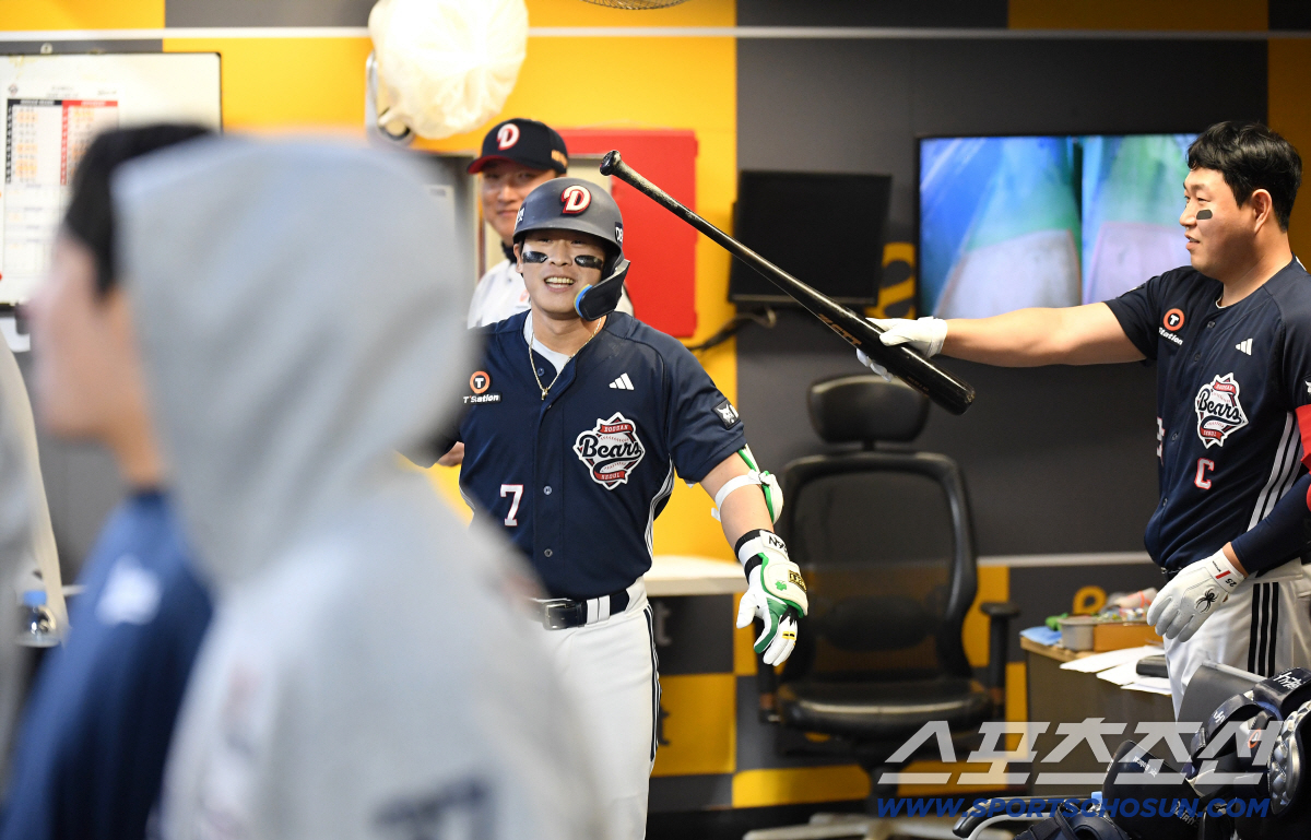 14일 인천 SSG랜더스필드에서 열린 SSG와 두산의 주중 3연전 첫 번째 경기. 3회 시즌 첫 홈런을 날리고 양의지의 축하를 받고 있는 두산 박찬호. 인천=송정헌 기자 songs@sportschosun.com/2026.04.14/