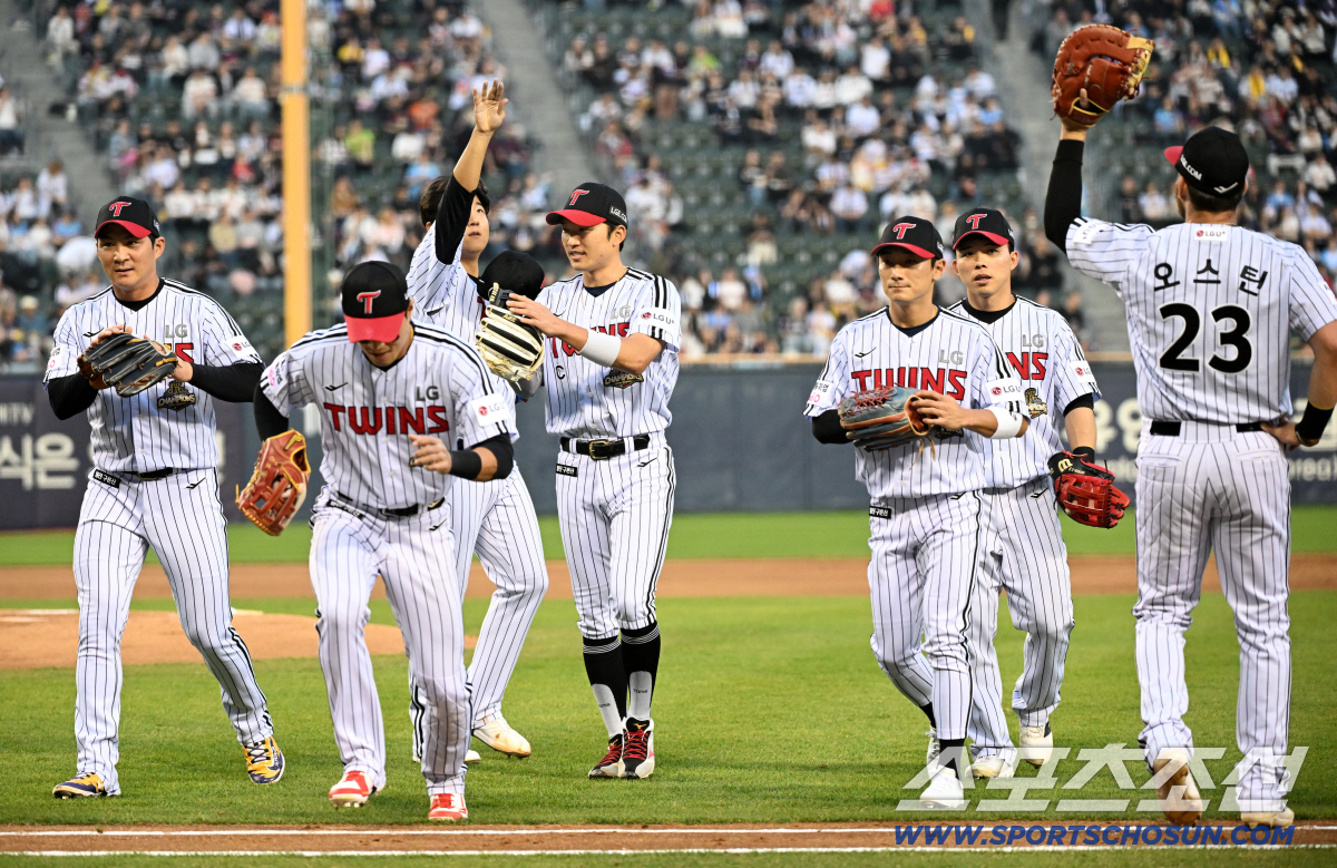 14일 잠실구장에서 열린 LG와 롯데의 경기. LG 오지환, 박해민이 호수비로 선발 송승기를 돕고 있다. 잠실=박재만 기자 pjm@sportschosun.com/2026.04.14/