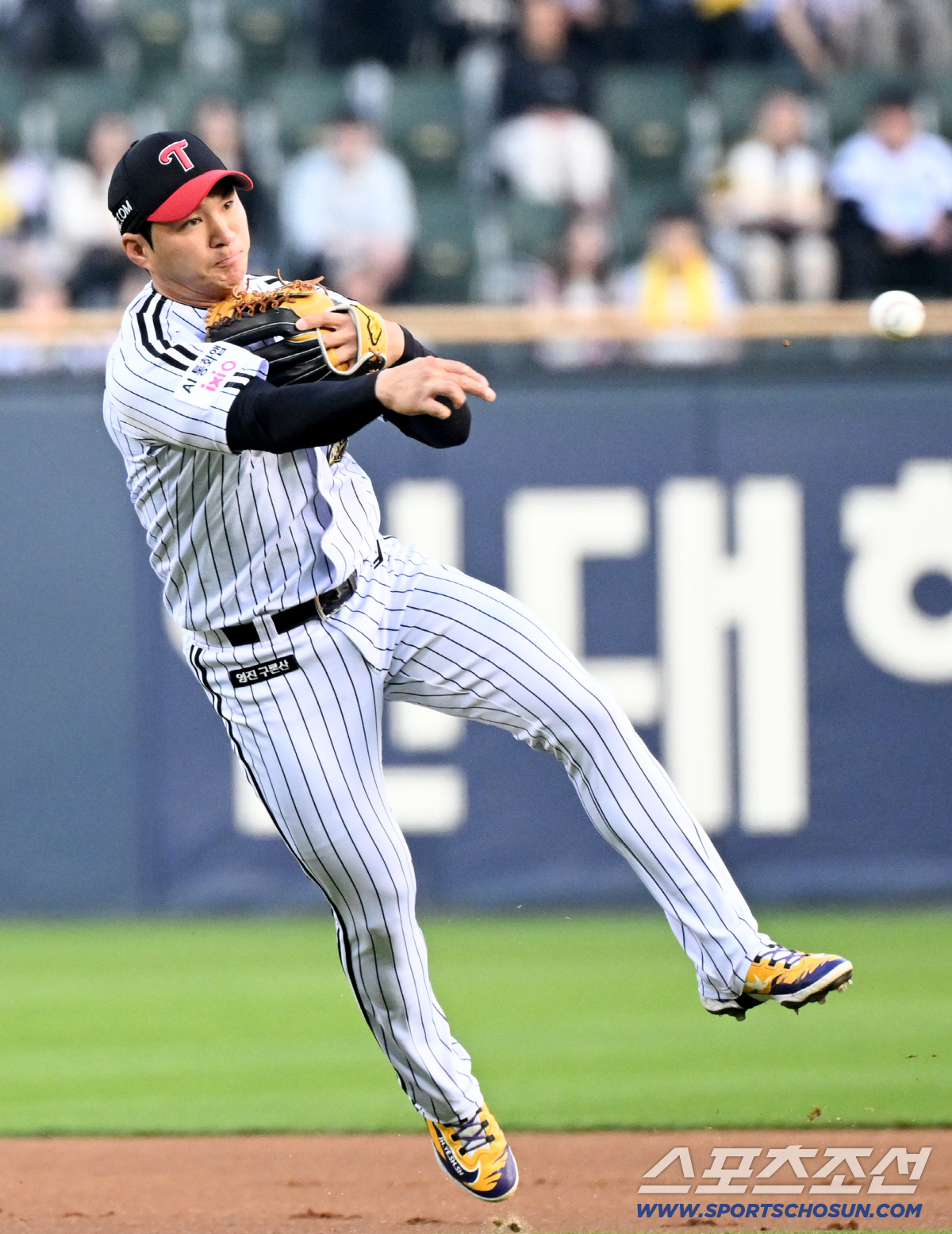 14일 잠실구장에서 열린 LG와 롯데의 경기. 1회초 롯데 황성빈 타구를 LG 오지환이 처리하고 있다. 잠실=박재만 기자 pjm@sportschosun.com/2026.04.14/