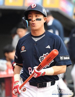 연봉 3천8백 투수에 현금 1억5천 더하니 바로 거래 완료...이러니 보상금 7억5천 '안타 전설' FA 미아 위기였다