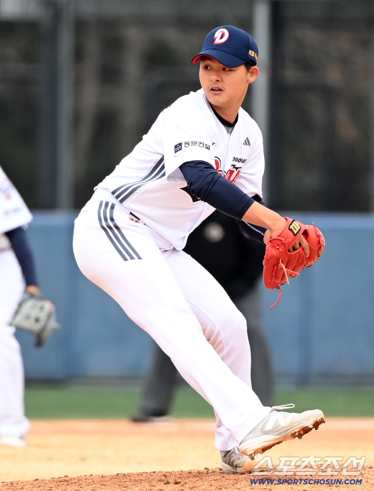 15일 이천베어스파크에서 열린 삼성과 두산의 시범경기. 두산 이교훈이 역투하고 있다. 이천=허상욱 기자 wook@sportschosun.com/2026.03.15/