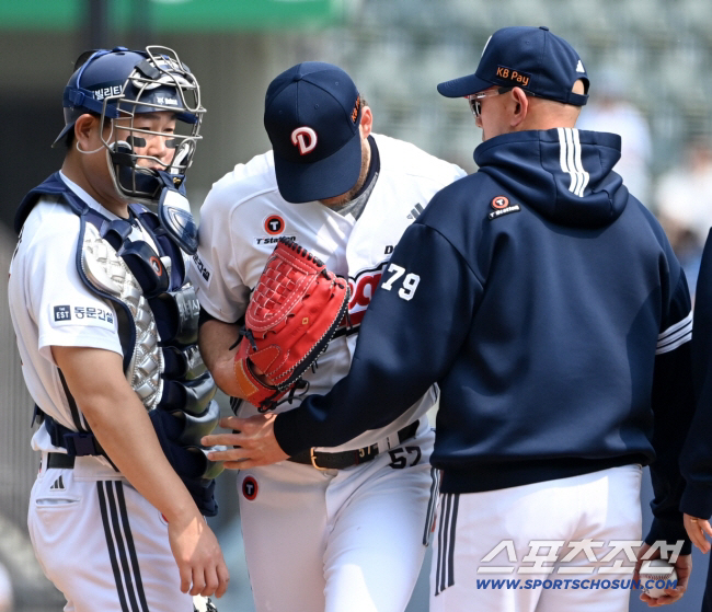 지난 해 5월 11일 잠실야구장에서 열린 NC와 두산의 더블헤더 1차전, 3회초 두산 콜어빈이 교체되며 포수 양의지와 박정배 투수코치의 어깨를 밀치며 마운드를 내려가고 있다. 잠실=허상욱 기자 wook@sportschosun.com