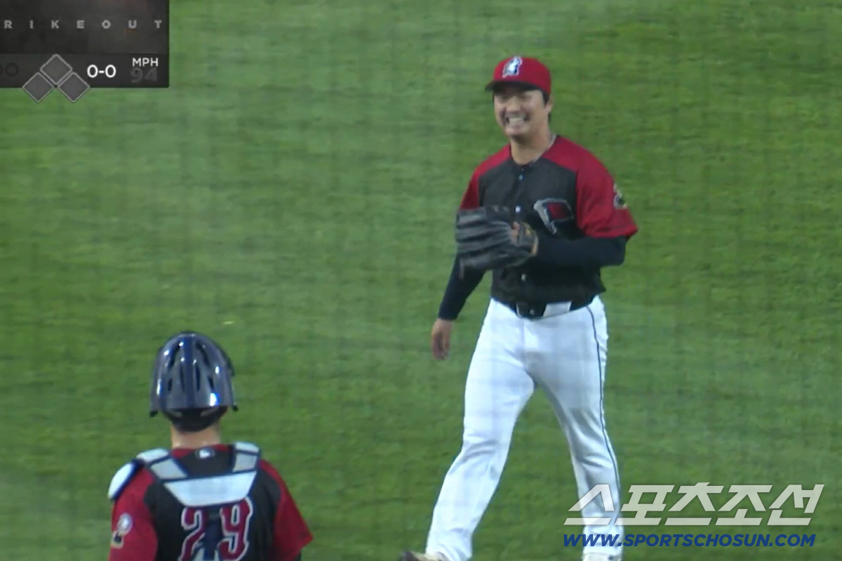 디트로이트 더블A에서 뛰고 있는 고우석이 15일(한국시각) 6회초 4번타자를 3구삼진으로 잡고 이닝을 마친 뒤 더그아웃으로 들어가며 포수를 보고 활짝 웃고 있다. 이리 시울브즈 X( 구 트위터) 영상 캡쳐