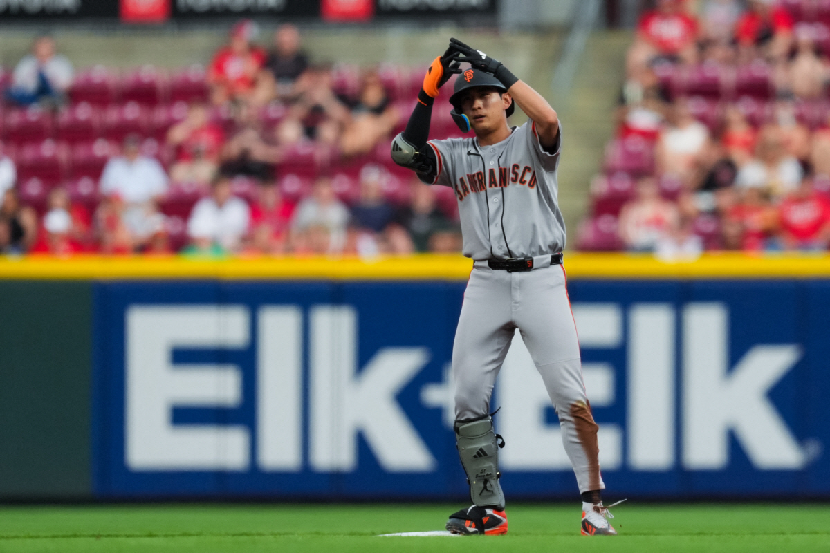 이정후가 4회 우월 2루타를 날린 뒤 베이스에 안착해 동료들을 향해 세리머니를 하고 있다. Imagn Images연합뉴스