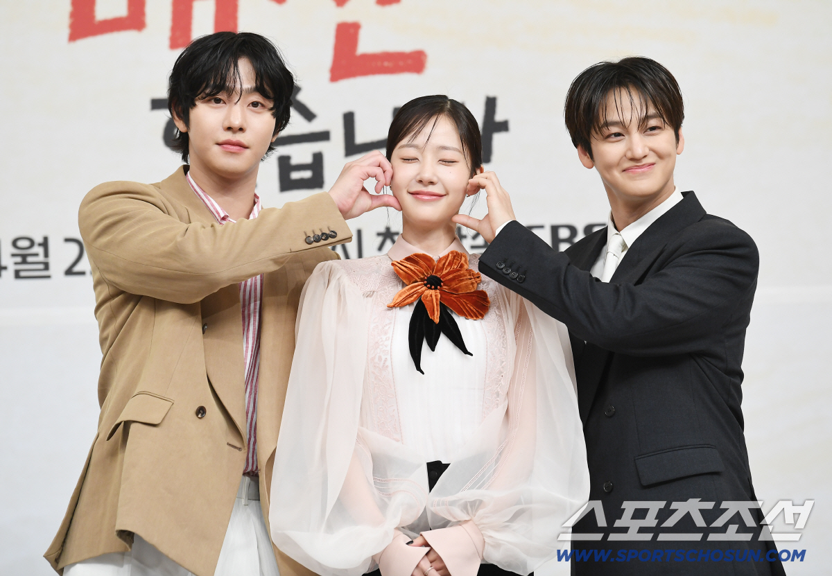 SBS 수목드라마 '오늘도 매진했습니다' 제작발표회가 15일 오후 서울 목동 SBS에서 열렸다. 안효섭, 채원빈, 김범이 포즈를 취하고 있다. 정재근 기자 cjg@sportschosun.com/2026.4.15/