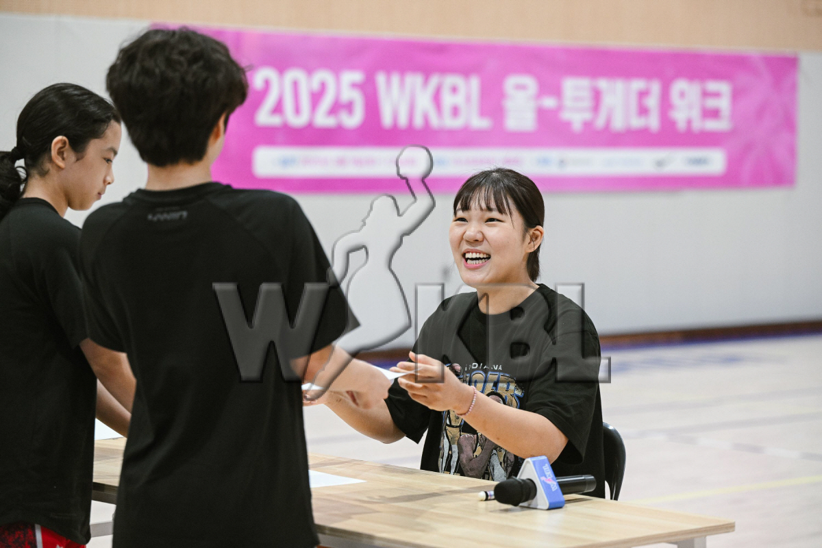 2025년 WKBL 올-투게더 위크에서 일일강사로 참여한 박지현이 사인회를 하고 있다. 사진제공=WKBL