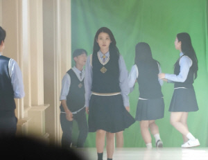 아이유 "16세 연기 무리수인가요"...'9학년 착붙 교복' 아역 배우 실직 시키는 '미친 동안'
