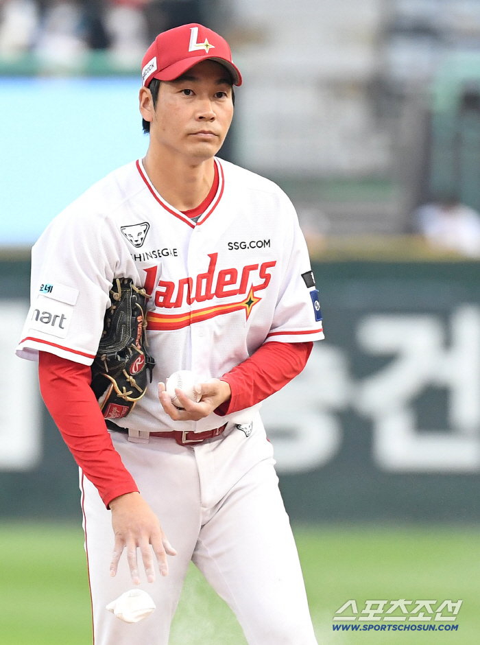 충격의 3전패, ERA 13.03 베테랑 아쿼...2군행 칼 빼들었다 "교체 문제는 아직" 