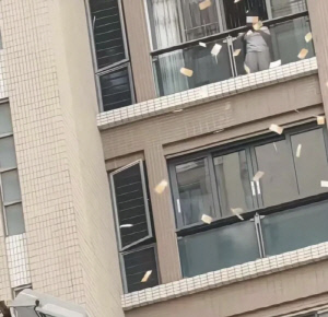 아파트 베란다서 지폐 2억원어치 뿌려…행인들 돈 줍기 난리