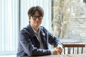 ‘초월번역’ 스타 황석희의 몰락…성범죄 논란에 뮤지컬·영화·방송까지 ‘줄줄이 손절’