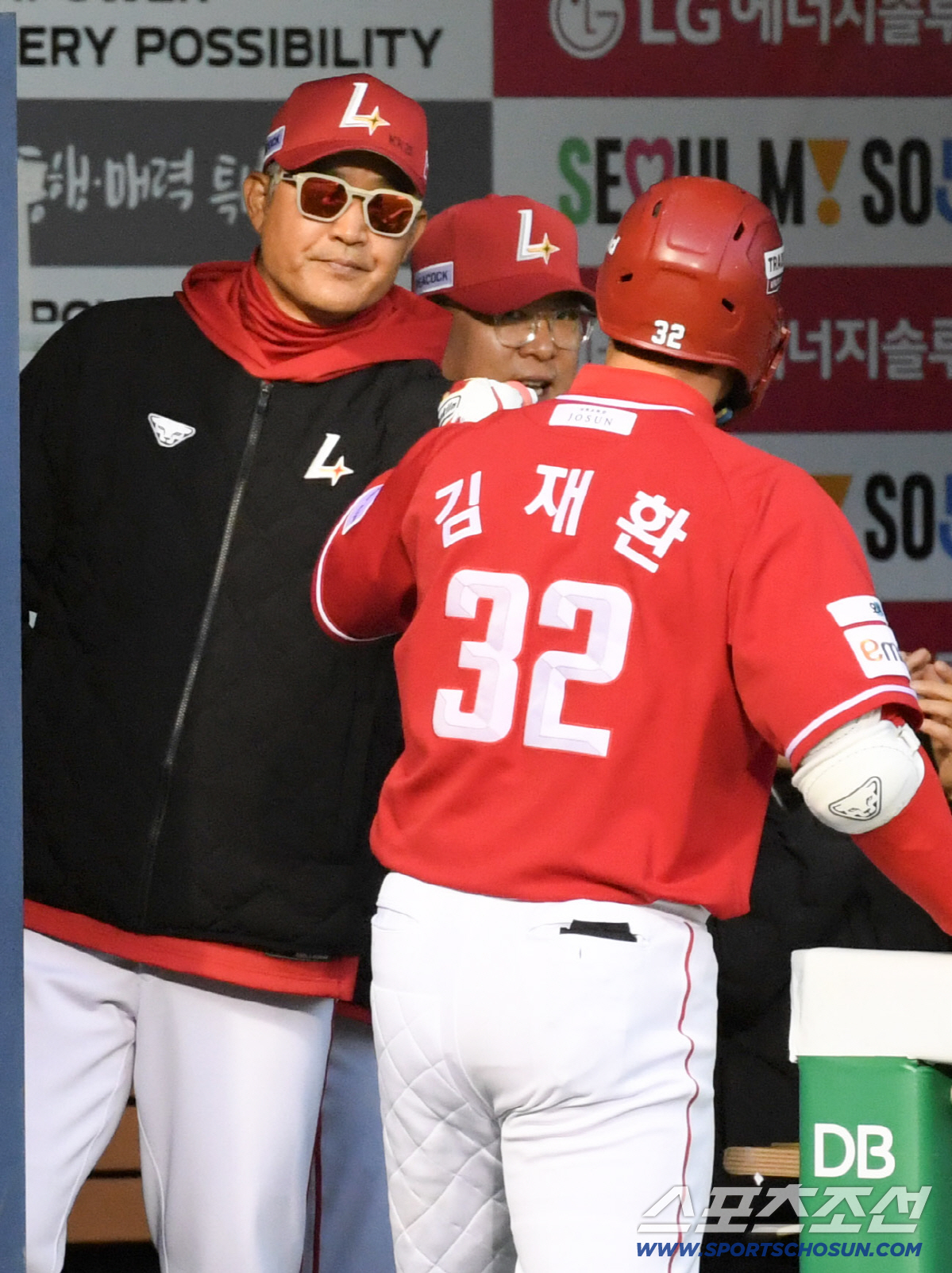 11일 잠실구장에서 열린 LG와 SSG의 경기. 7회초 1사 SSG 이숭용 감독이 김재환의 솔로포가 터지자 기뻐하고 있다. 잠실=박재만 기자 pjm@sportschosun.com/2026.04.11/