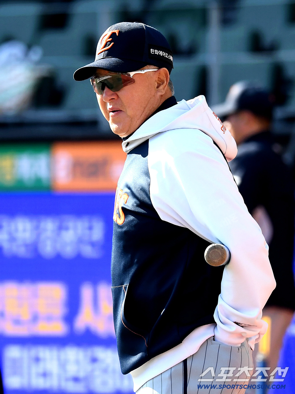 7일 인천 SSG랜더스필드에서 열리는 SSG와 한화의 경기. 선수들 훈련 지켜보는 한화 김경문 감독. 인천=송정헌 기자 songs@sportschosun.com/2026.04.07/