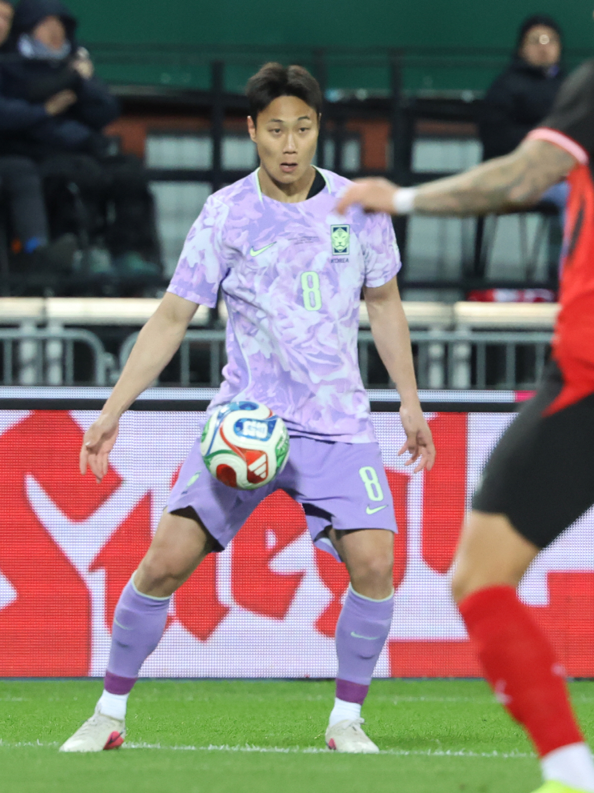 패스 받는 백승호 (빈[오스트리아]=연합뉴스) 최재구 기자 = 31일(현지시간) 오스트리아 빈 에른스트 하펠 스타디움에서 열린 한국 축구 국가대표팀과 오스트리아의 평가전에서 한국 백승호가 패스를 받고 있다. 2026.4.1 jjaeck9@yna.co.kr(끝)