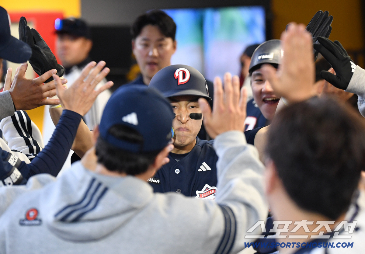 14일 인천 SSG랜더스필드에서 열린 SSG와 두산의 주중 3연전 첫 번째 경기. 3회 무사 2루. 박준순 안타 때 득점에 성공한 두산 손아섭. 인천=송정헌 기자 songs@sportschosun.com