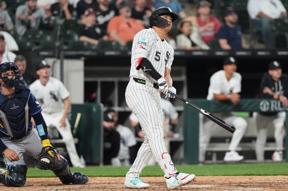 무라카미 무네타카가 3-8로 뒤진 9회말 우월 투런포를 터뜨린 뒤 타구를 바라보고 있다. AP연합뉴스