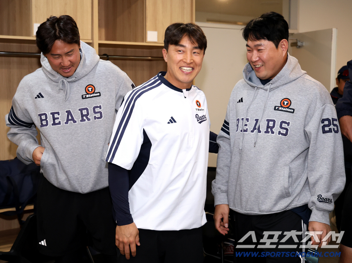 14일 인천 SSG랜더스필드에서 열린 SSG와 두산의 주중 3연전 첫 번째 경기. 두산 베어스 선수단과 첫 인사를 나누고 있는 손아섭.