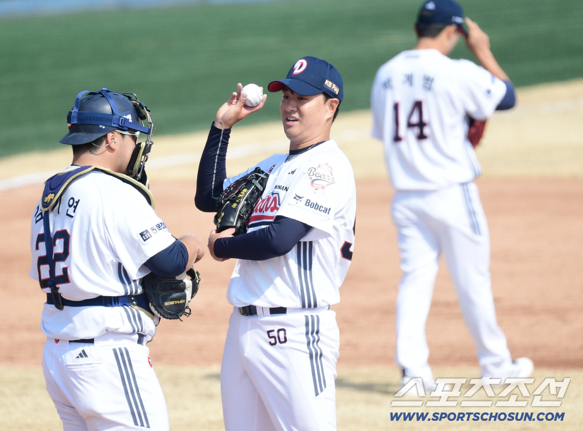 14일 이천 두산베어스파크에서 열린 KBO리그 시범경기 두산과 삼성의 경기. 3회 연속 안타와 볼넷으로 5실점을 허용한 두산 선발 이영하. 이천=송정헌 기자 songs@sportschosun.com/2026.03.14/