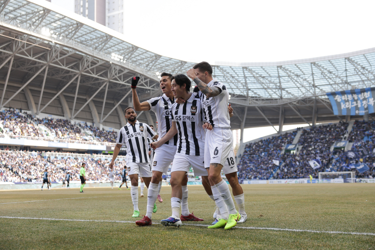 인천축구전용경기장/ K리그1/ 인천유나이티드 vs FC서울/ 서울 송민규 득점, 후이즈, 바베츠/ 골 세레머니/ 사진 곽동혁