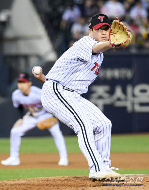 악! 함덕주 설마 또 부상? 허리 부여잡고 교체 → 