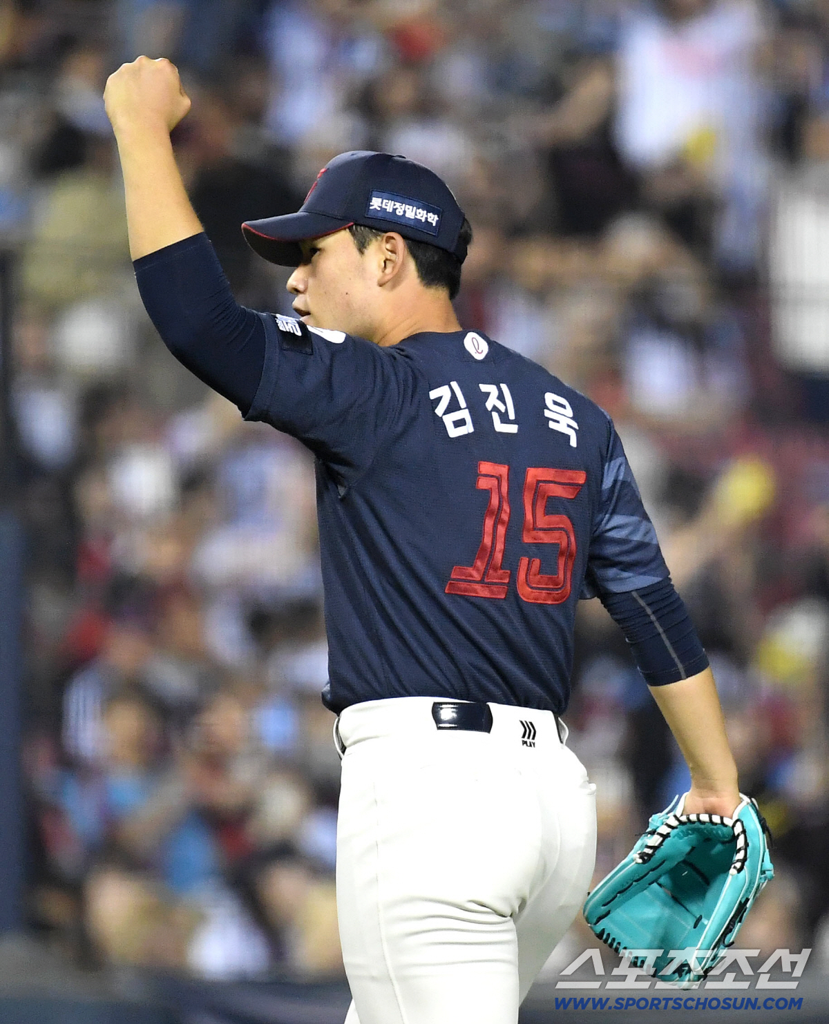 15일 잠실구장에서 열린 LG와 롯데의 주중 3연전 두 번째 경기. 6회말 2사 2루. 실점 위기를 넘긴 롯데 김진욱. 잠실=송정헌 기자 songs@sportschosun.com/2026.04.15/