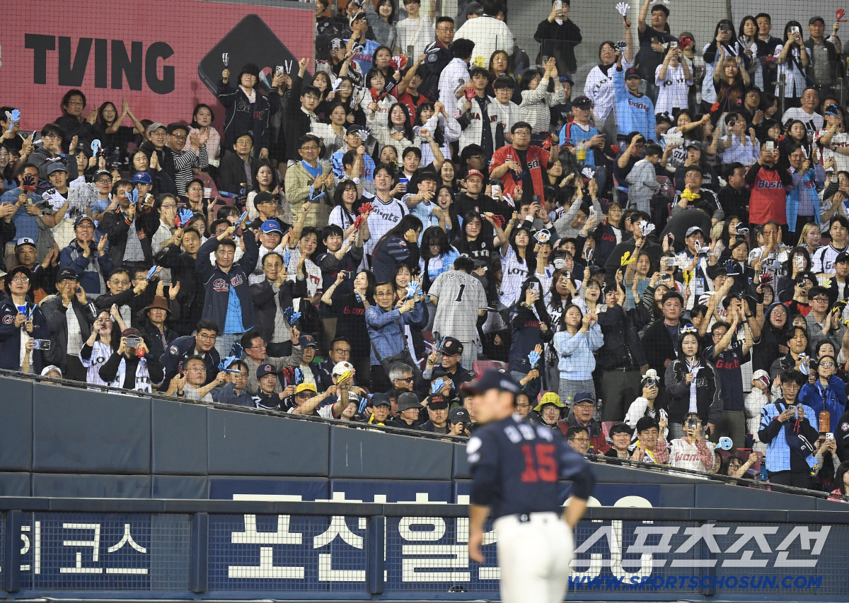 15일 잠실구장에서 열린 LG와 롯데의 주중 3연전 두 번째 경기. 7회 2사 후 마운드를 내려가는 롯데 선발 김진욱. 잠실=송정헌 기자 songs@sportschosun.com/2026.04.15/