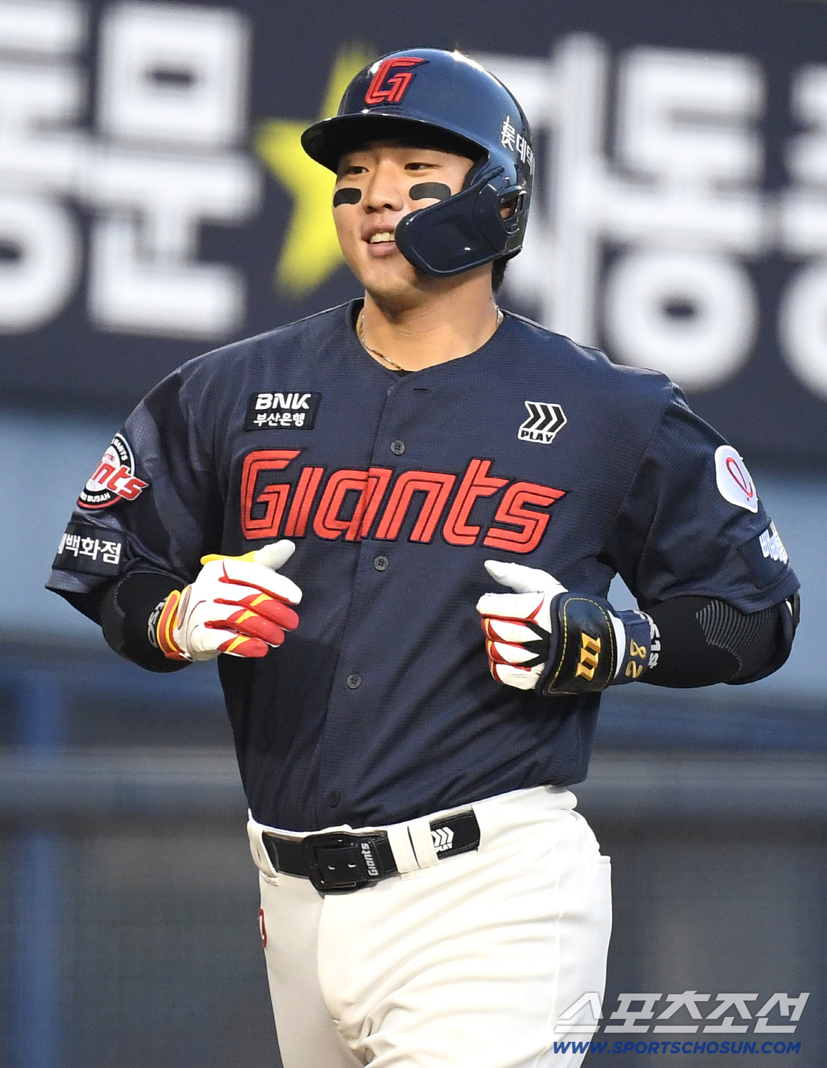 15일 잠실구장에서 열린 LG와 롯데의 주중 3연전 두 번째 경기. 3회 롯데 손성빈이 솔로홈런을 날렸다. 잠실=송정헌 기자 songs@sportschosun.com/2026.04.15/