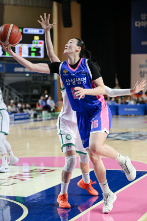 삼성생명 '업셋'으로 5년만에 챔프전 복귀, 하나은행 김정은 '라스트 댄스'는 아쉽게 막을 내려