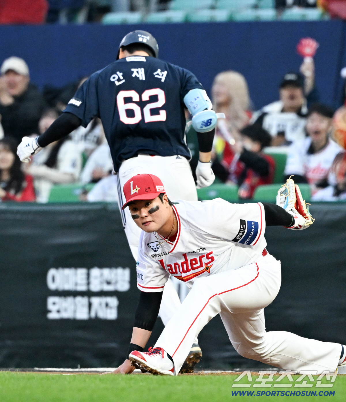 15일 인천SSG랜더스필드에서 열린 SSG와 두산의 경기. 2회초 무사 1,2루 두산 안재석 내야 땅볼 때 SSG 1루수 고명준이 병살을 완성하고 있다. 인천=박재만 기자 pjm@sportschosun.com/2026.04.15/