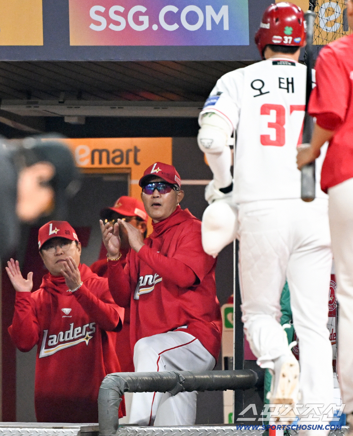 15일 인천SSG랜더스필드에서 열린 SSG와 두산의 경기. 6회말 SSG 오태곤 솔로포가 터지자 이숭용 감독이 기뻐하고 있다. 인천=박재만 기자 pjm@sportschosun.com/2026.04.15/