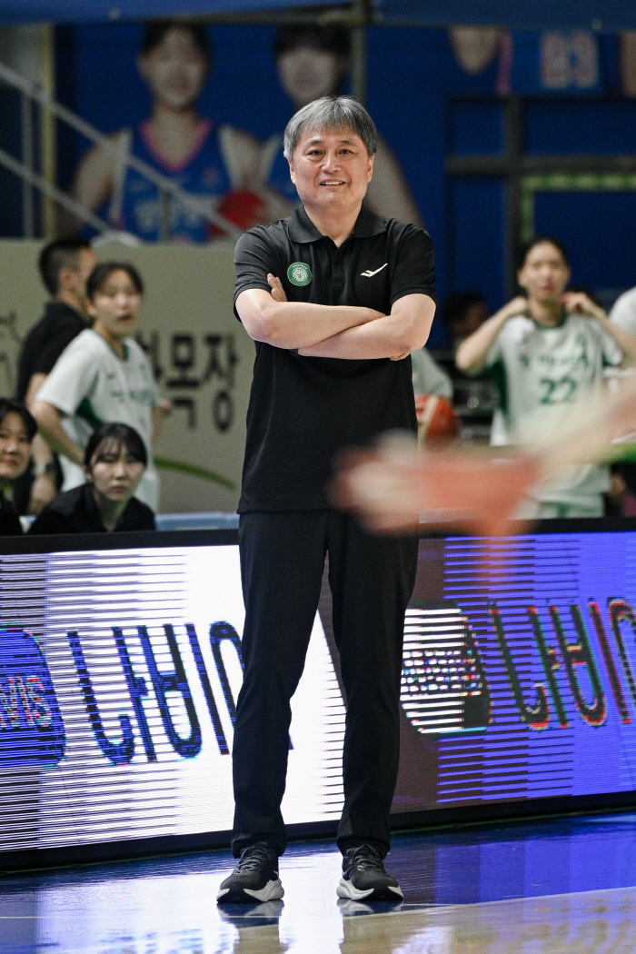 [현장인터뷰] 시즌 마감한 이상범 하나은행 감독, "이 눈물 잊지 말고 다음 시즌 더 높이 올라가겠다"