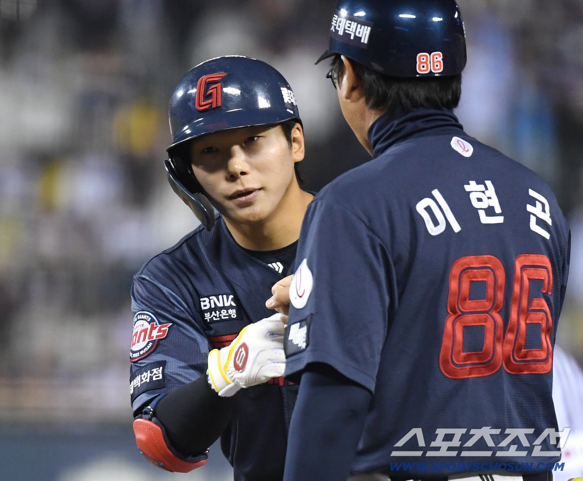15일 잠실구장에서 열린 LG와 롯데의 주중 3연전 두 번째 경기. 8회초 2사 1, 2루. 롯데 장두성이 1타점 적시타를 날렸다. 하이파이브를 나누고 있는 장두성. 잠실=송정헌 기자 songs@sportschosun.com/2026.04.15/